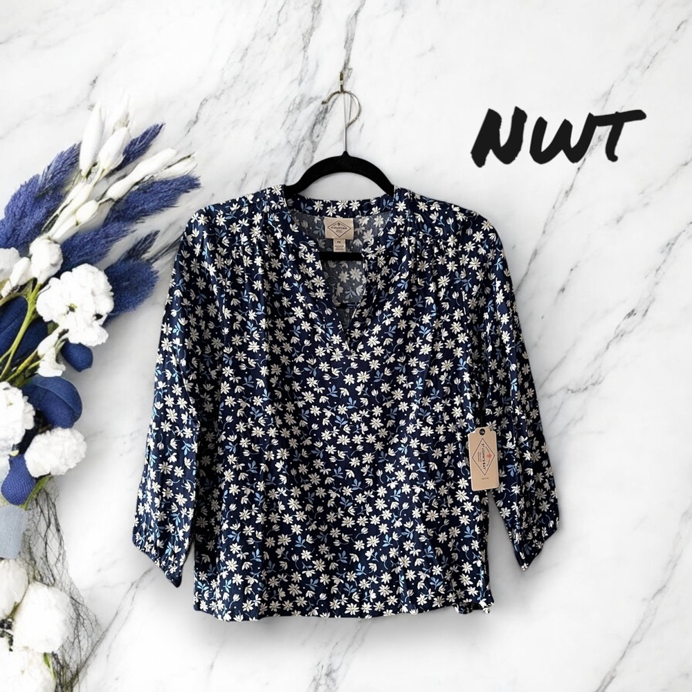 NWT St. John’s Bay Petite Navy with White Daisies 3/4 Sleeve Rayon Top